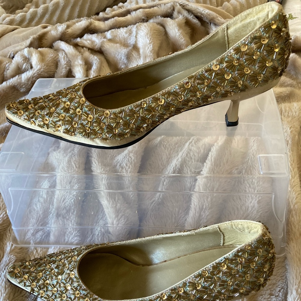 Pointed toe dress shoes